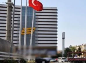 Bayrağı tam indirecekken farkedildi!
