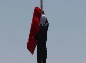 Bayrak eyleminde 3 polise şok