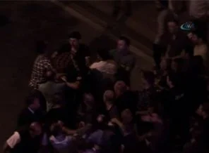 Bayrak eyleminde az kalsın linç ediliyordu