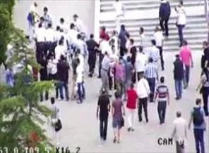 Bayrak indiren şahsa linç girişimi