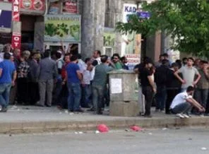 Bingöl'de BDP binası taşlandı
