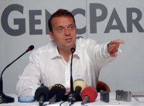 Cem Uzan'dan Genç Parti sinyali