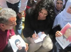 CHP'li vekiller eylem yapan ailelerle