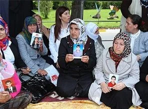 Diyarbakır'da ailelerin oturma eylemi sürüyor