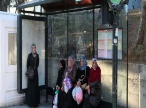 Durakta otobüs bekleme çilesi sona eriyor
