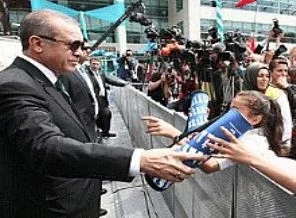 El hareketi yapan kadına hapis istemi