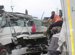 Facia: TIR çay ocağına daldı