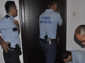 Fıkra gibi! Kapıyı kırıp içeri girdiler ama...