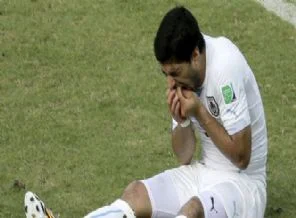 Futboldan men edilen Suarez'e teklif