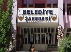 Hakkari Belediyesi çift dilli tabela astı