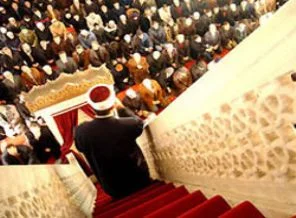 Hangi imamların ardında namaz kılınmaz?