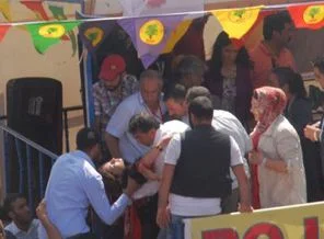 HDP mitinginde sunucuyu elektrik çarptı