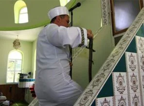 Hutbeye kılıçla çıkma geleneğini sürdürüyorlar