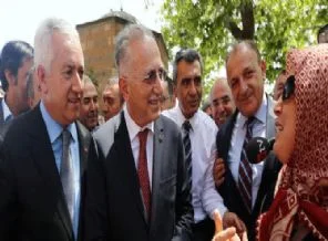 İhsanoğlu Cuma'yı MHP'lilerle kıldı