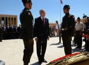 İhsanoğlu İnönü'nün mezarını da ziyaret etti
