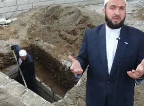 İmam kendi mezarını kazdı