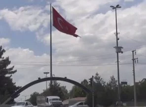 İndirilen bayrağın yerine yenisi asıldı