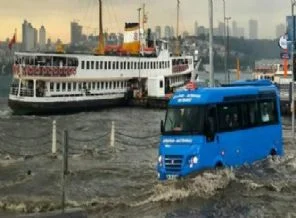 İstanbul'da deniz ile yol birleşti