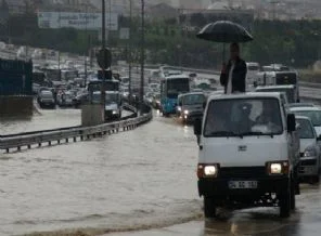 İstanbul'da onlarca ev su altında kaldı!