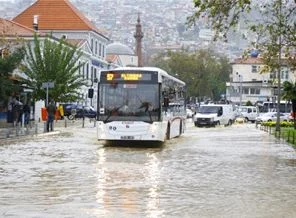 İzmir'de sağanak olumsuz etkiledi