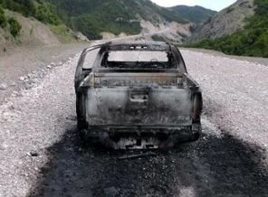Karakola erzak taşıyan aracı yaktılar