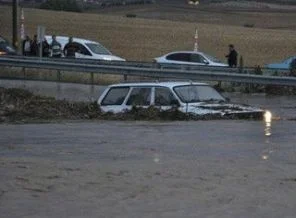 Karayolu sel nedeniyle kapandı