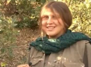 Kırmızı Fularlı kız dağda röportaj verdi