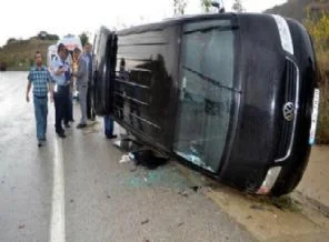 Kula'da minibüs devrildi!