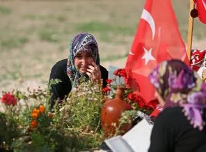 Madencilerin mezarlarına ziyaretçi akını
