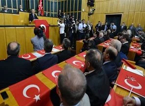 MHP'liler Bahçeli salona girince coştu
