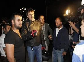 Motosikletli Bakan yaralılara yardım etti