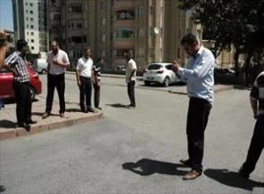 Muhtarlık önünde korku dolu anlar