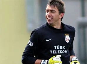 Muslera devlere göz kırpıyor