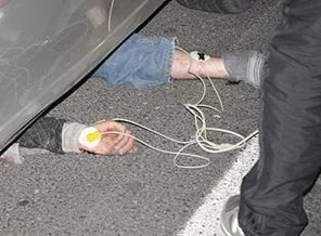 Otomobilin altında 3 kilometre sürüklendi