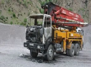 PKK'lılar iş makinası yaktı