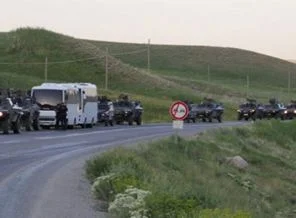 PKK'lılar yolu kapattı asker ablukaya aldı