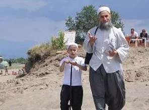 Plajdaki kadınlara 'kapanın' broşürü