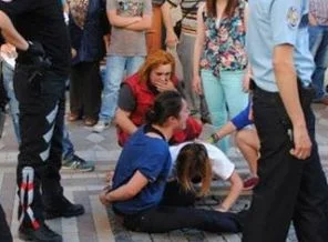 Polis birbirine giren kadınları kelepçeyle durdurdu