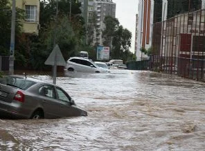 Şiddetli yağış su baskınlarına yol açtı