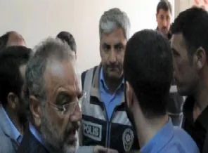Sırrı Sakık polislerle tartıştı