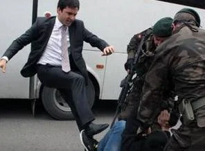 Soma'daki tekme afiş oldu