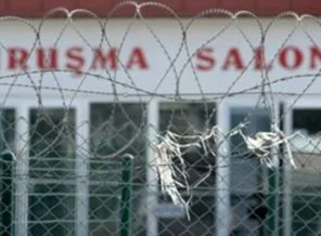 Tahliye edilen Balyoz sanıkları İzmir'de karşılandı