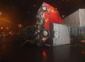 TEM'de TIR trafiği 3 saat durdurdu