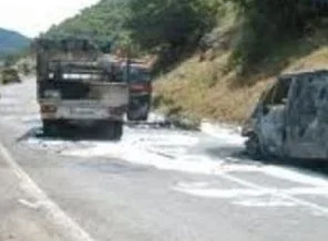 TİKKO üyeleri yol kesip araç yaktı