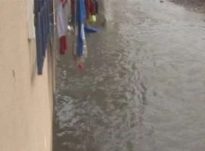 Ümraniye'de dere taştı evleri su bastı