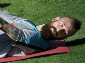 Ünlü futbolcu cami dövmesi yaptırdı
