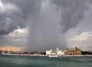 Üsküdar'da göğün delindiği anın fotoğrafı