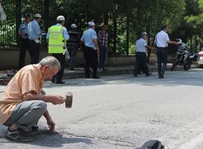 Vatandaş yola kazık çaktı