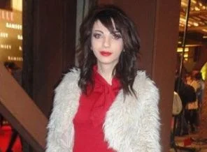 Yanına oturan çarşaflı kadını Twitter'dan aşağıladı