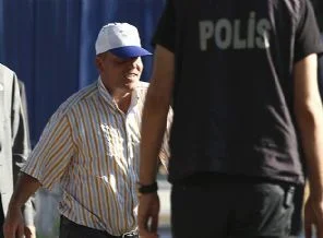 Başbakanlık önünde kendini yakma girişimi